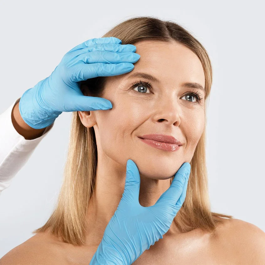 Medycyna estetyczna ręce lekarza na twarzy kobiety Botox w Płocku